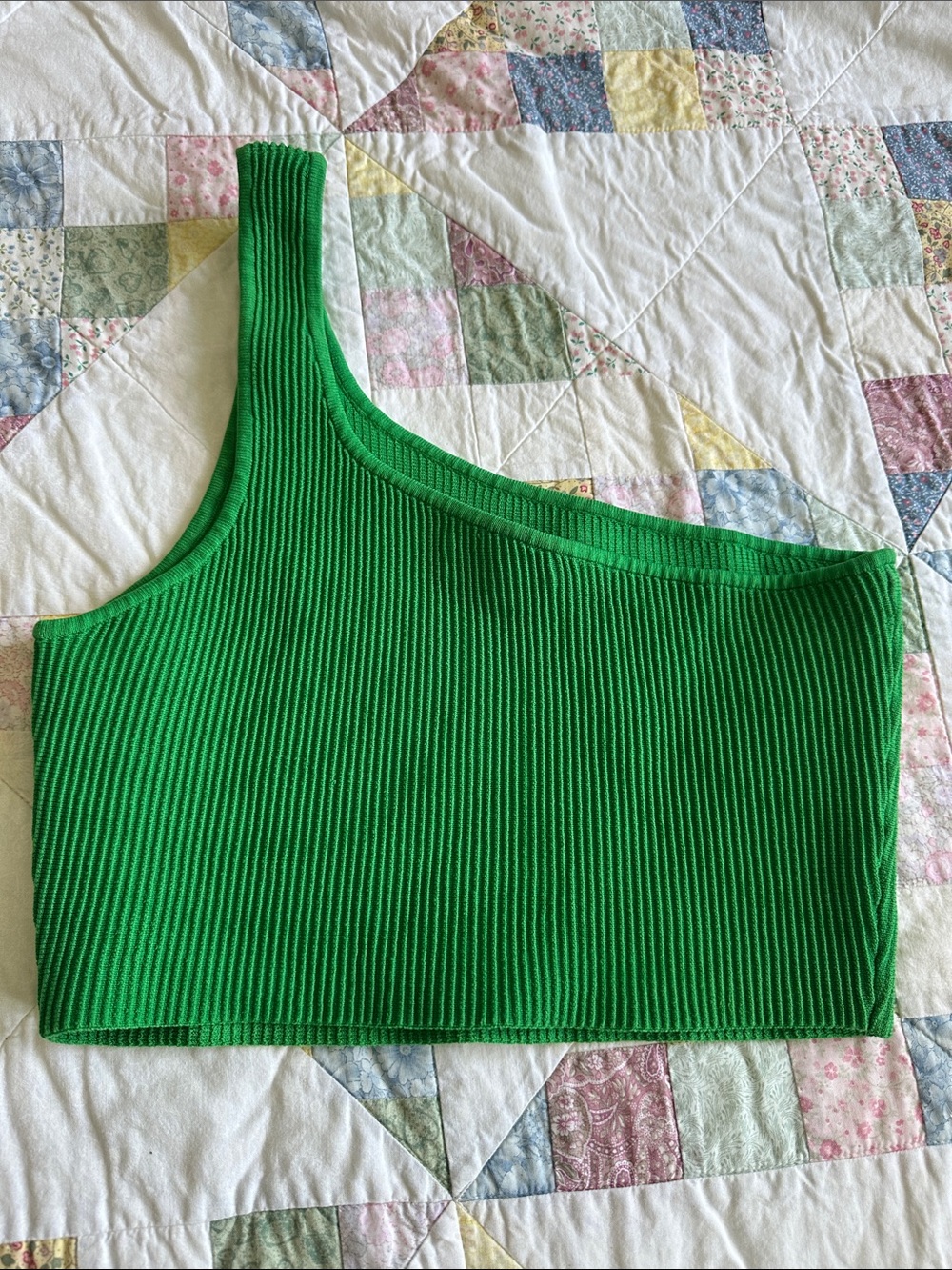 L—Asymmetric One-Shoulder Ribbed Crop Top in Green